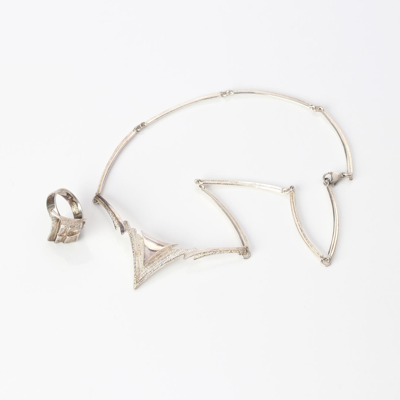 RIITTA HAKALA, HALSSMYCKE. Silver.