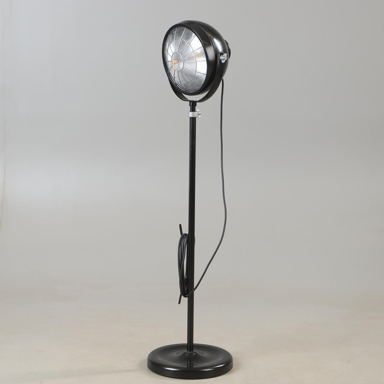 GOLVLAMPA, metall, "Studio".