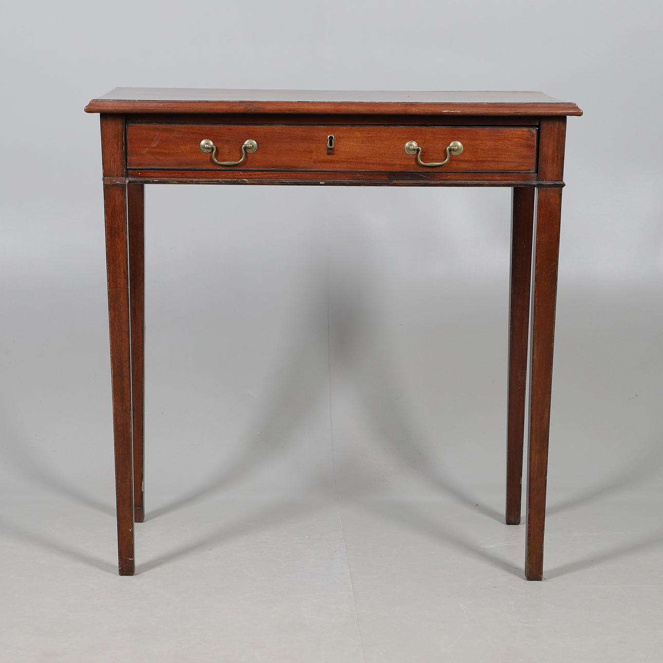 AN EDWARDIAN MAHOGANY SINGLE DRAWER SIDE TABLE.