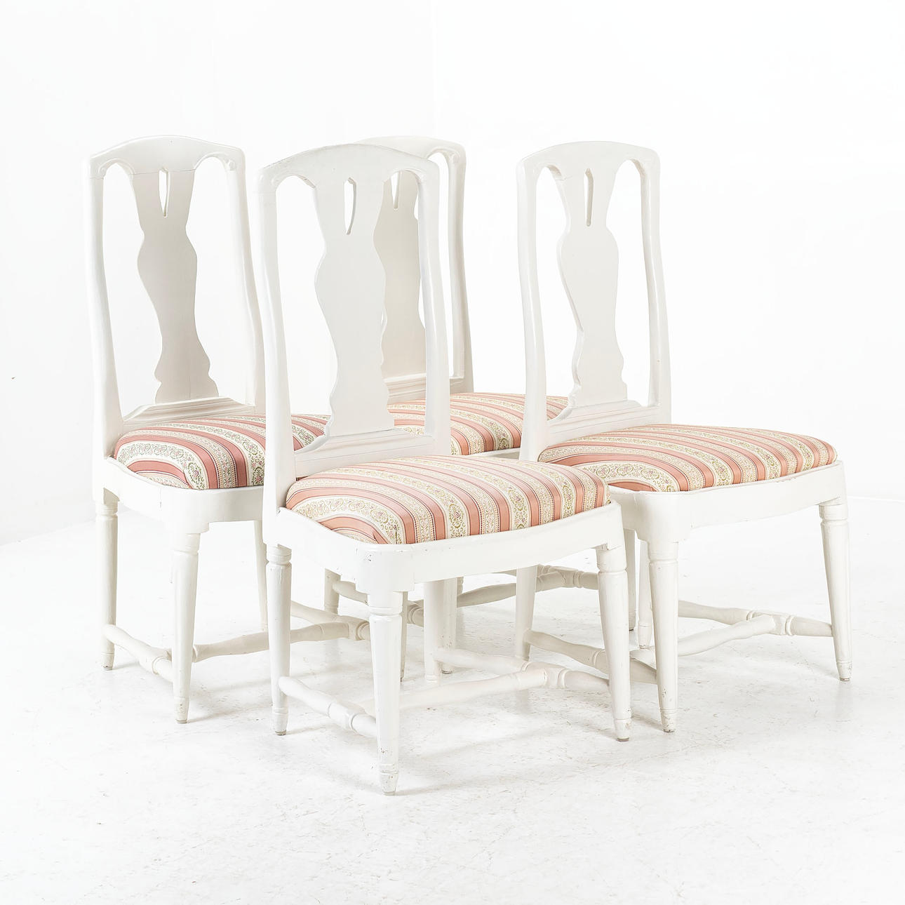 STOLAR, 4st vitmålade, snarlika, bondrokoko stil.