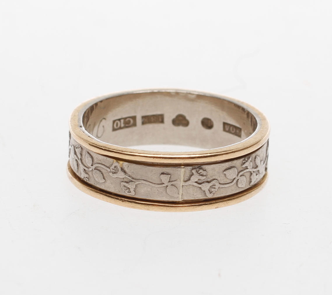 RING, 18k guld, vikt ca 6,1 gram.