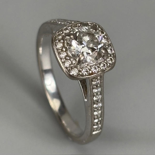 18CT WHITE GOLD DIAMOND SET RING.