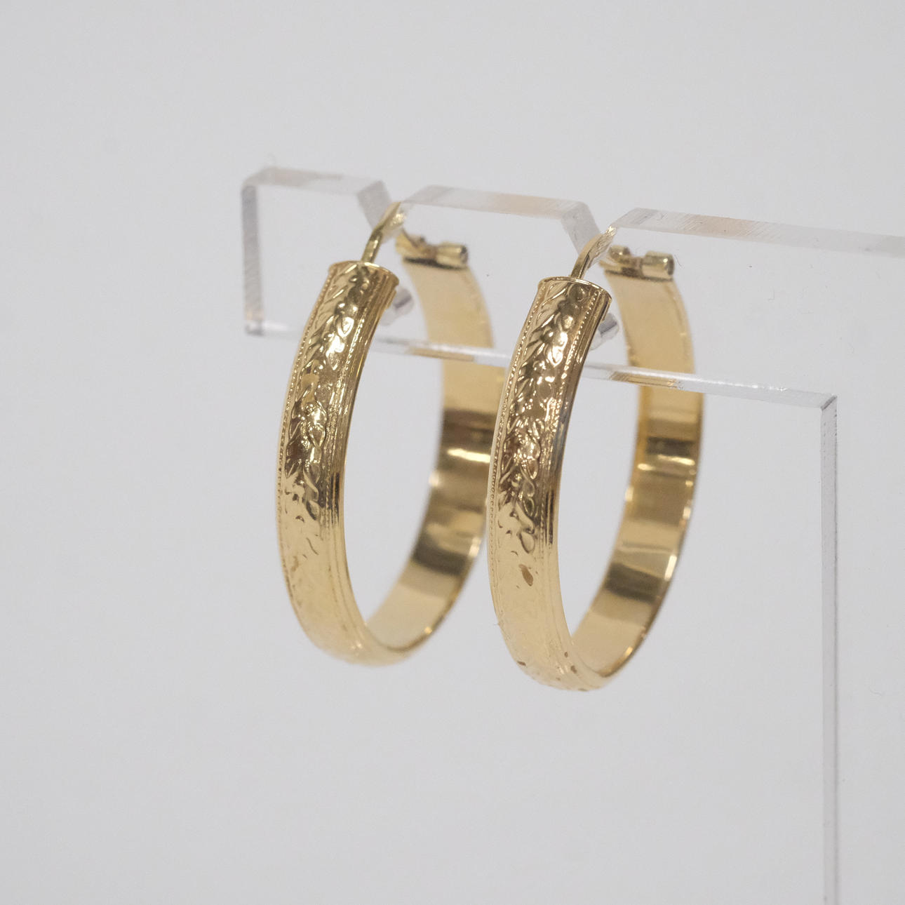 ETT PAR ÖRHÄNGEN, CREOLER, 18K GULD.