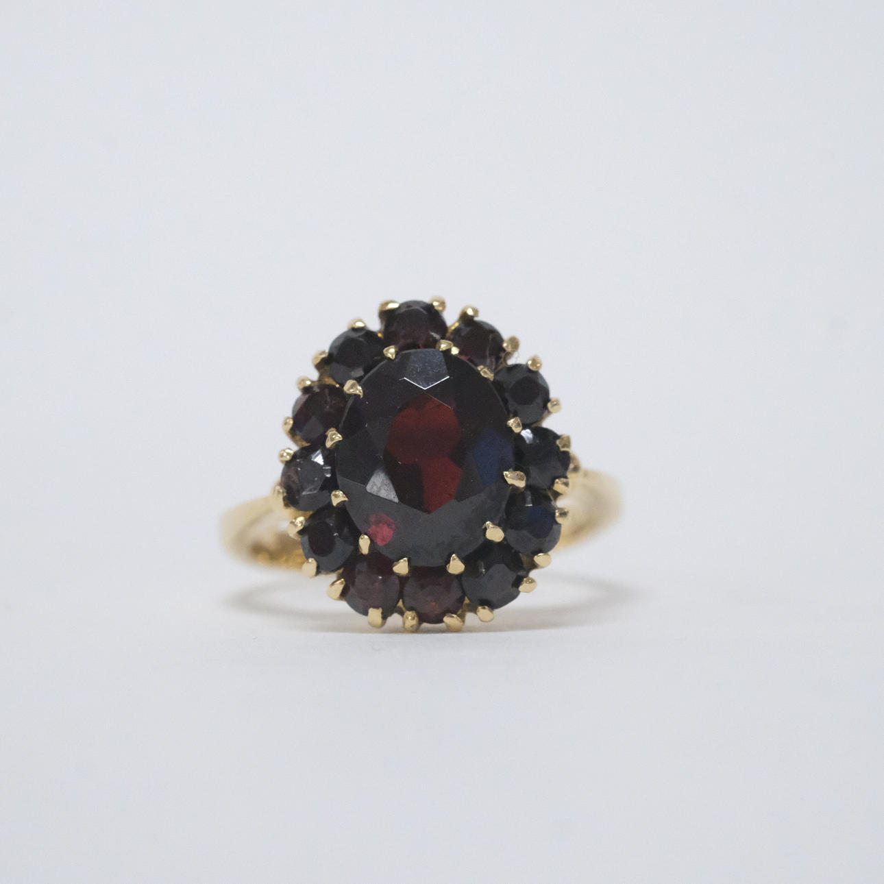 CARMOSÉRING, 18 K GULD MED GRANATER.