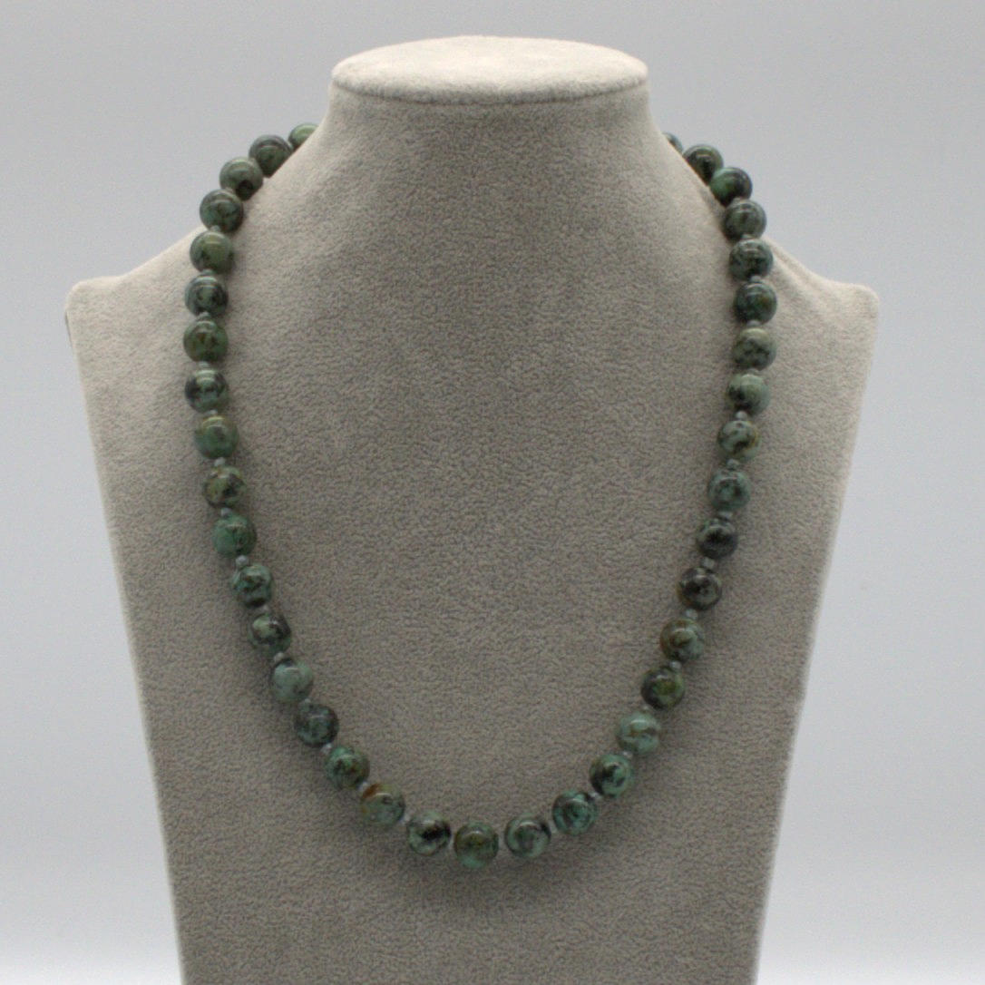 NEPHRITE PEARL NECKLACE, HANDMADE, INDIVIDUALLY KNOTTED.