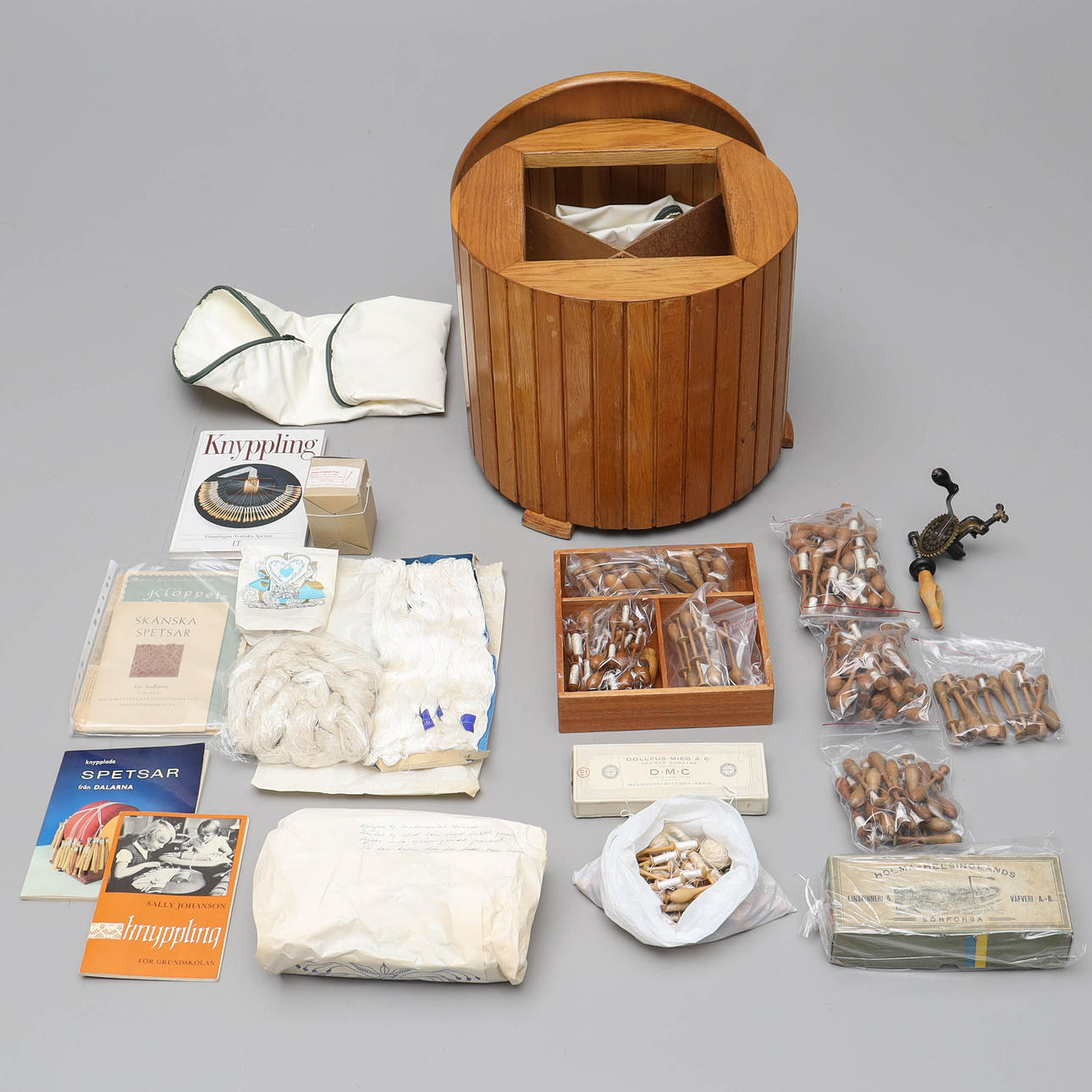 PALLET, with accessories for pinning, veneered in elm.