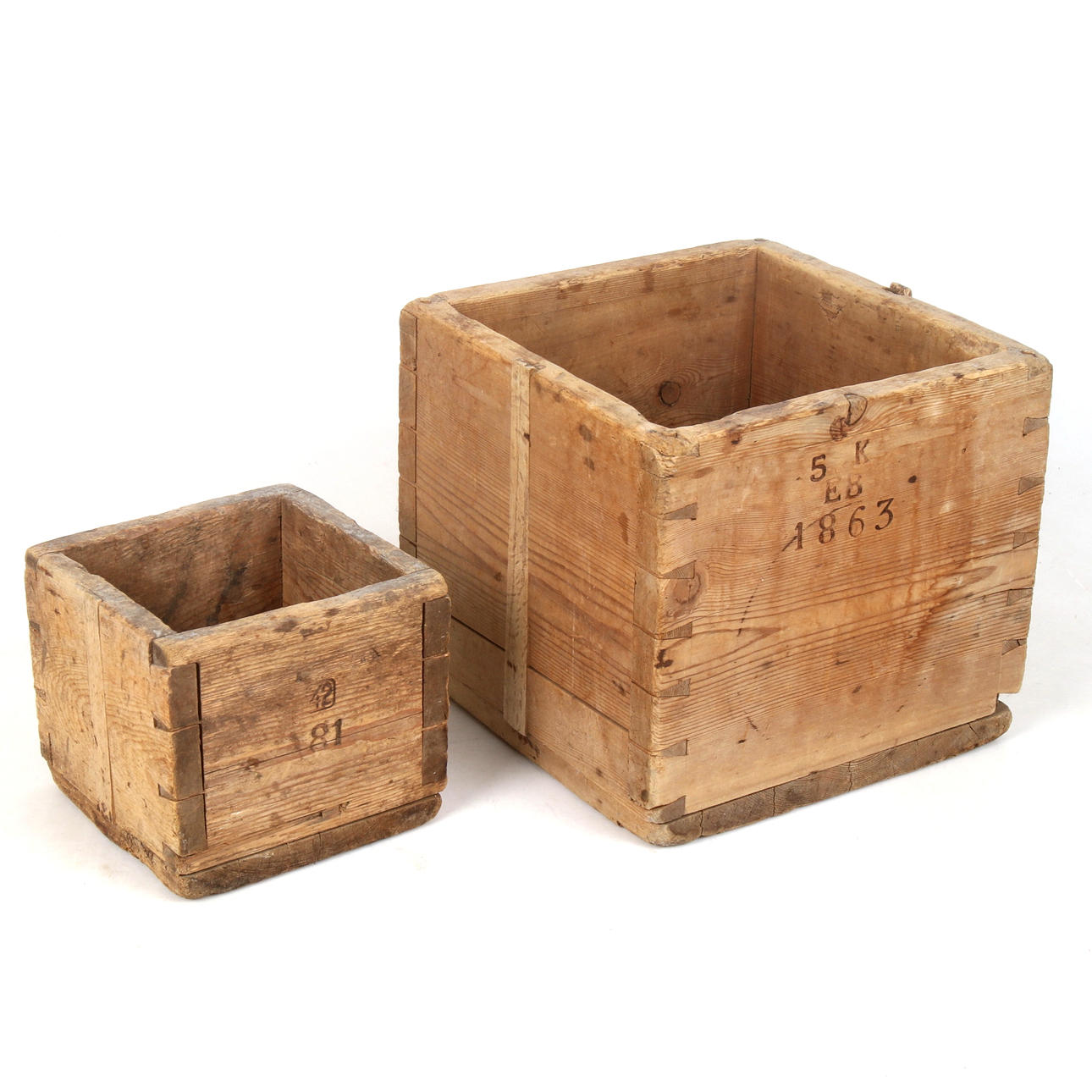 KRONMÅTT, 2 st, trä, 1800-tal.