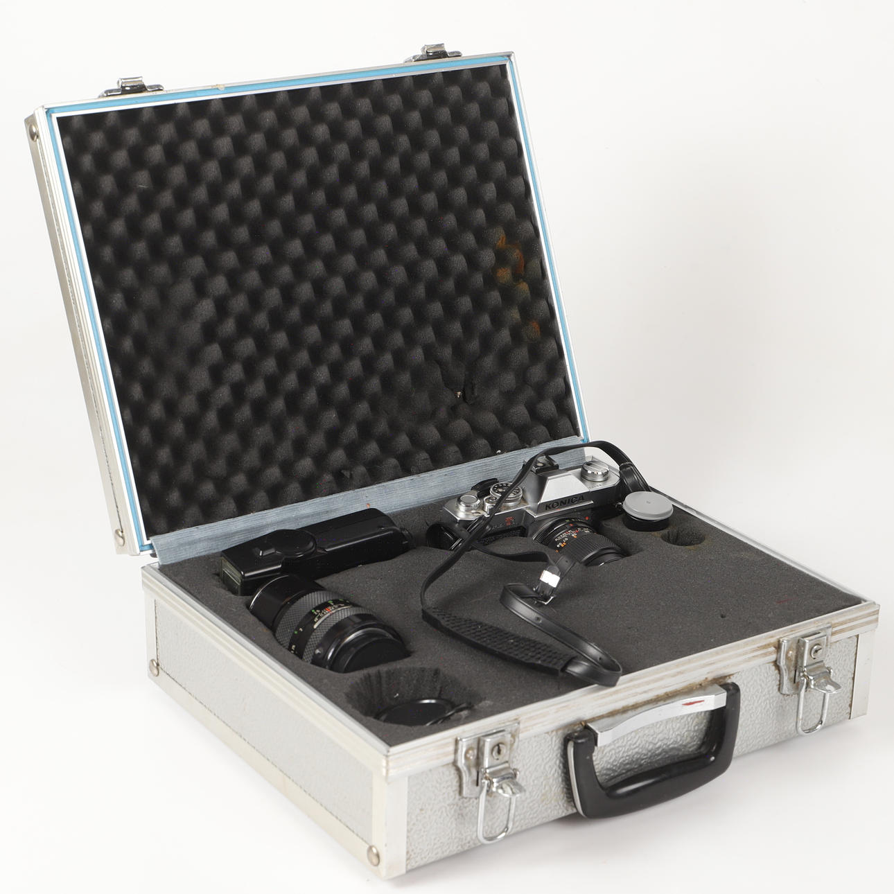 KAMERA I ALUMINIUMVÄSKA, Konica, 1900-tal.