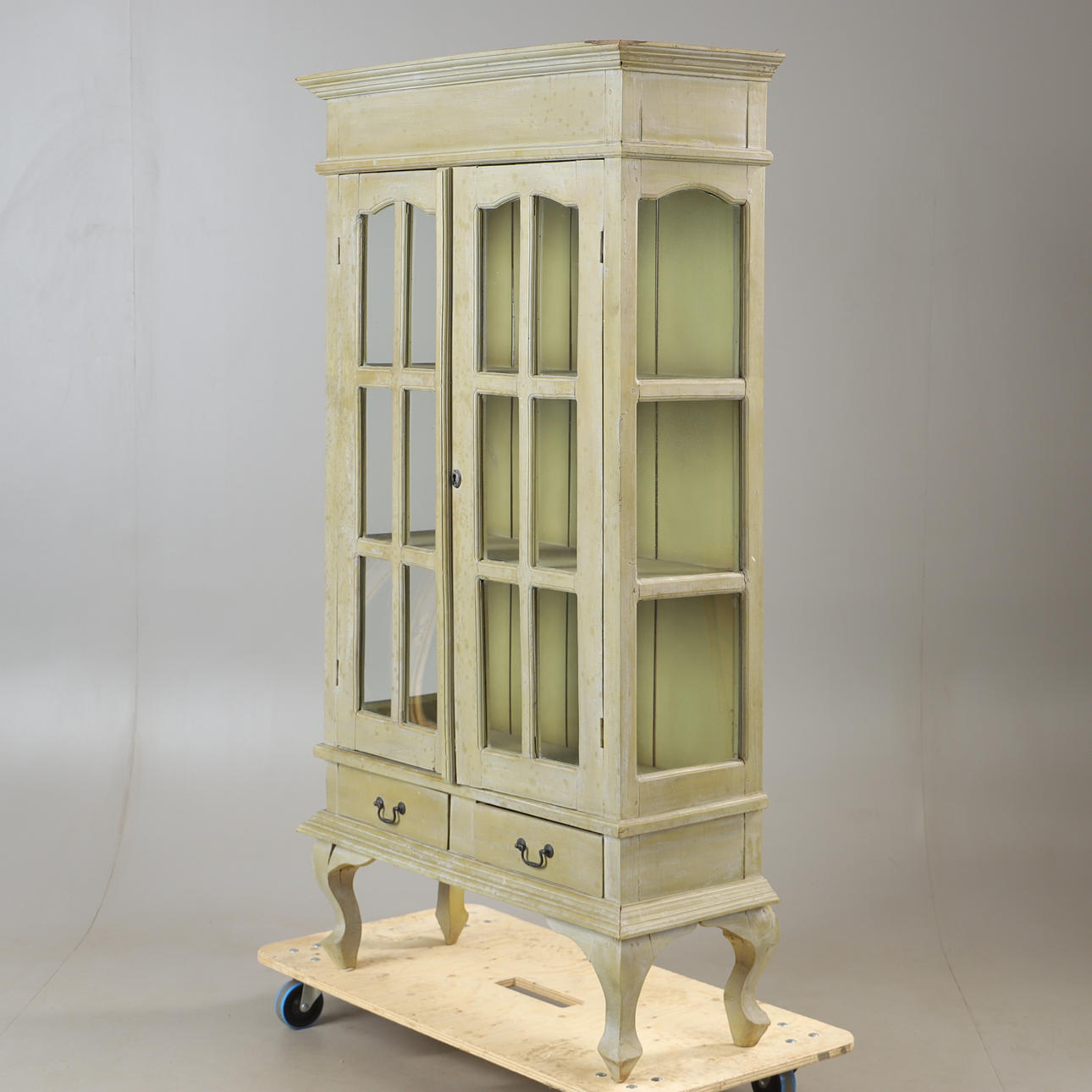 VITRINSKÅP, grönmålat, samtida.