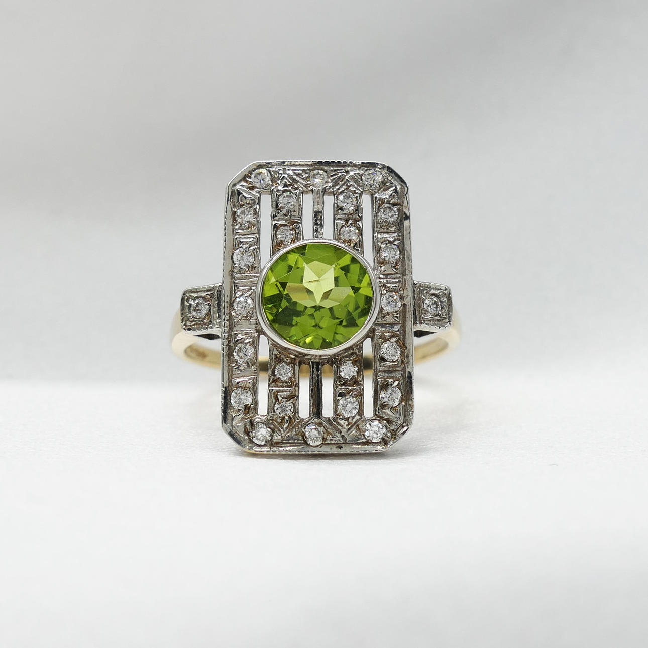 PERIDOT & DIAMOND ring, Art Deco style.