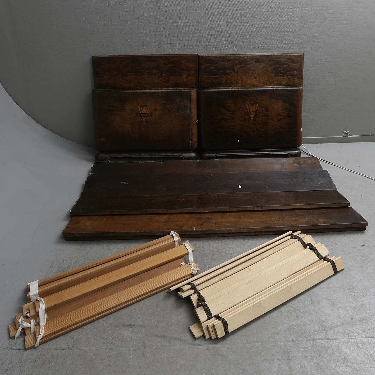 SÄNGAR, 2 st, Svenska Möbelfabrikerna, Bodafors, 1900-talets första hälft.