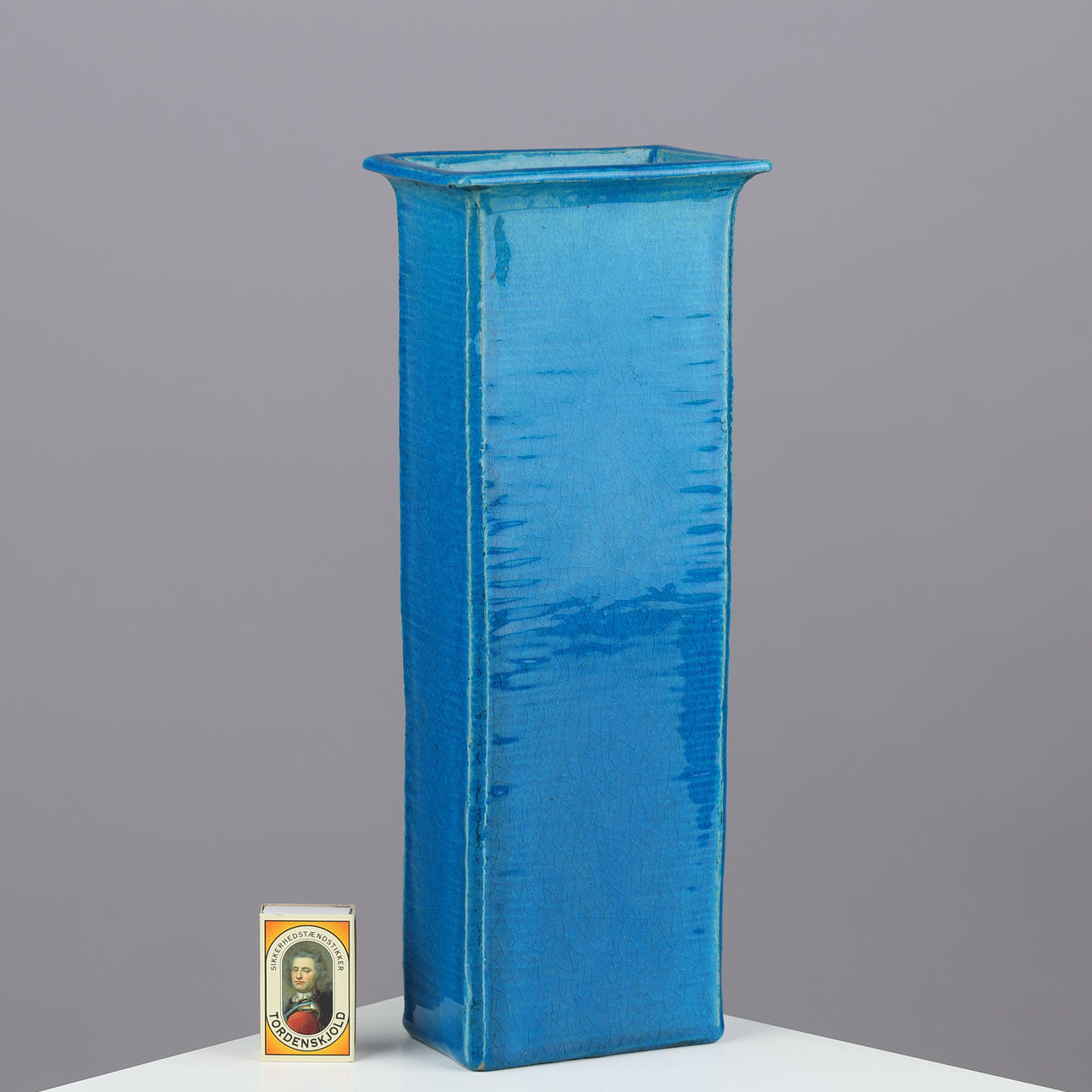 ATTRIBUTED TO SVEND HAMMERSHØI. Tall rectangular stoneware vase glazed in blue shades, Herman A. Kählers fabrik, Denmark, mid 20th century.
