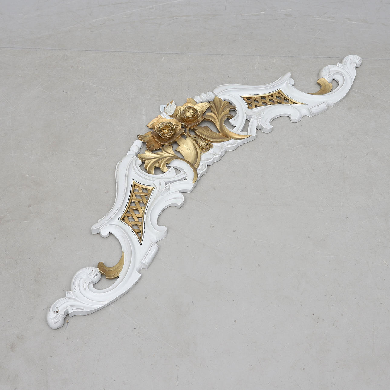 ÖVERSTYCKE, dekor, trä, rokokostil, 1900-tal.