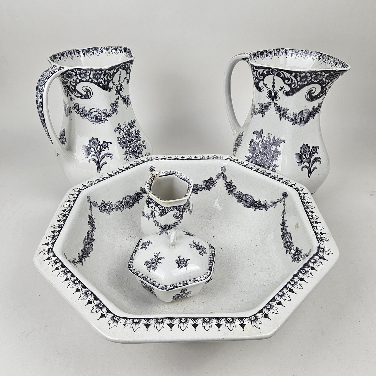 A 5-piece “Juno” flint laundry set, Rörstrand.