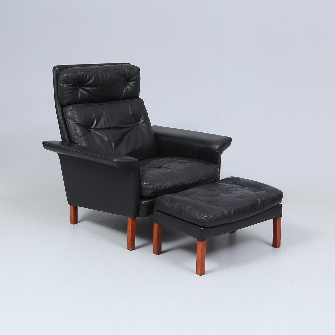 HANS OLSEN. fåtölj med pall, Danmark.