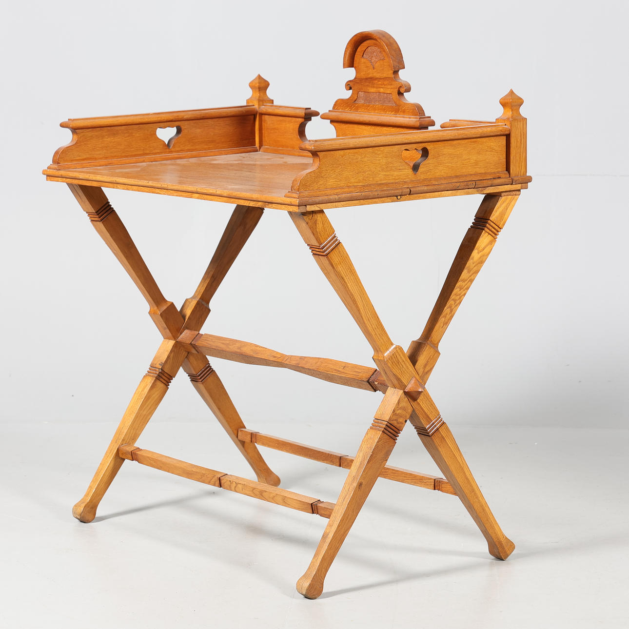 SERVING TABLE, Jugend.