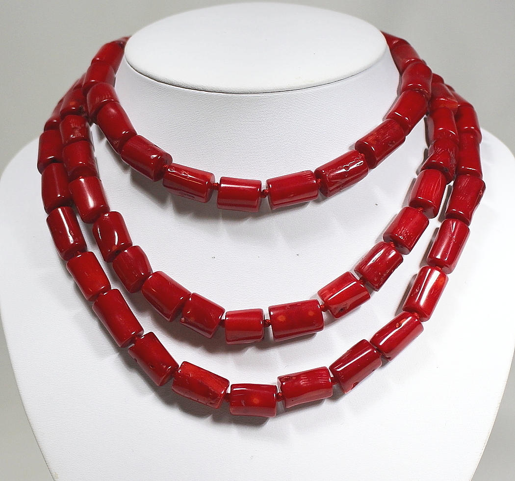 COLLIER, Röd korall, längd 134cm.