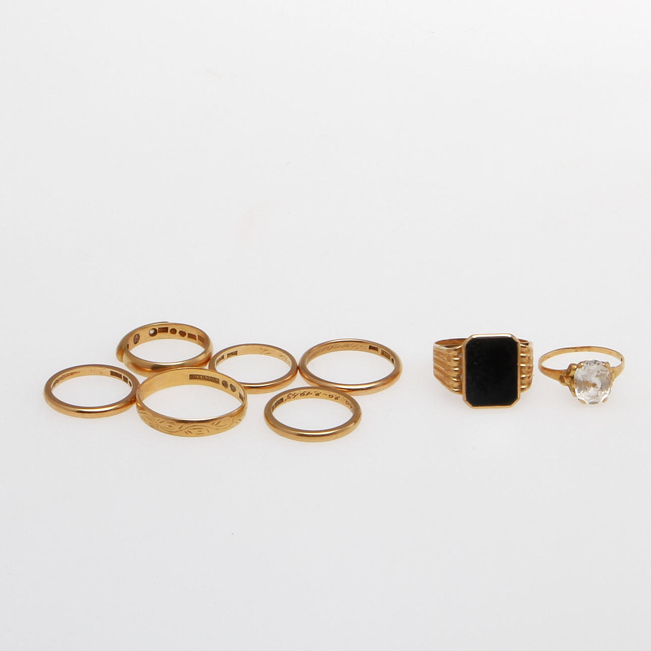 RINGAR, 8 st, 18K rödguld med hematit samt syntetiska spineller. Vikt 30,5 g.