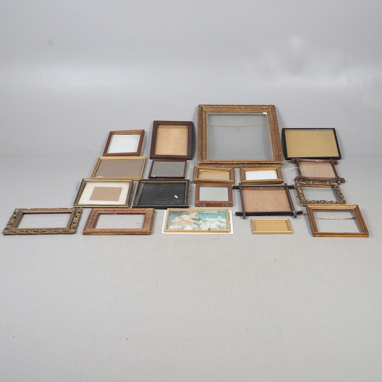 A COLLECTION OF PICTURE FRAMES.