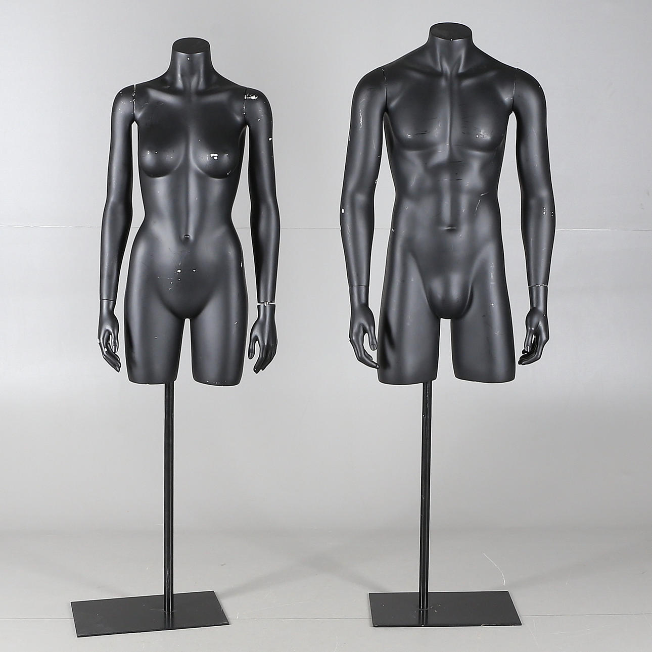 SKYLTDOCKOR, 2 st, plast/metall, 1900-tal.