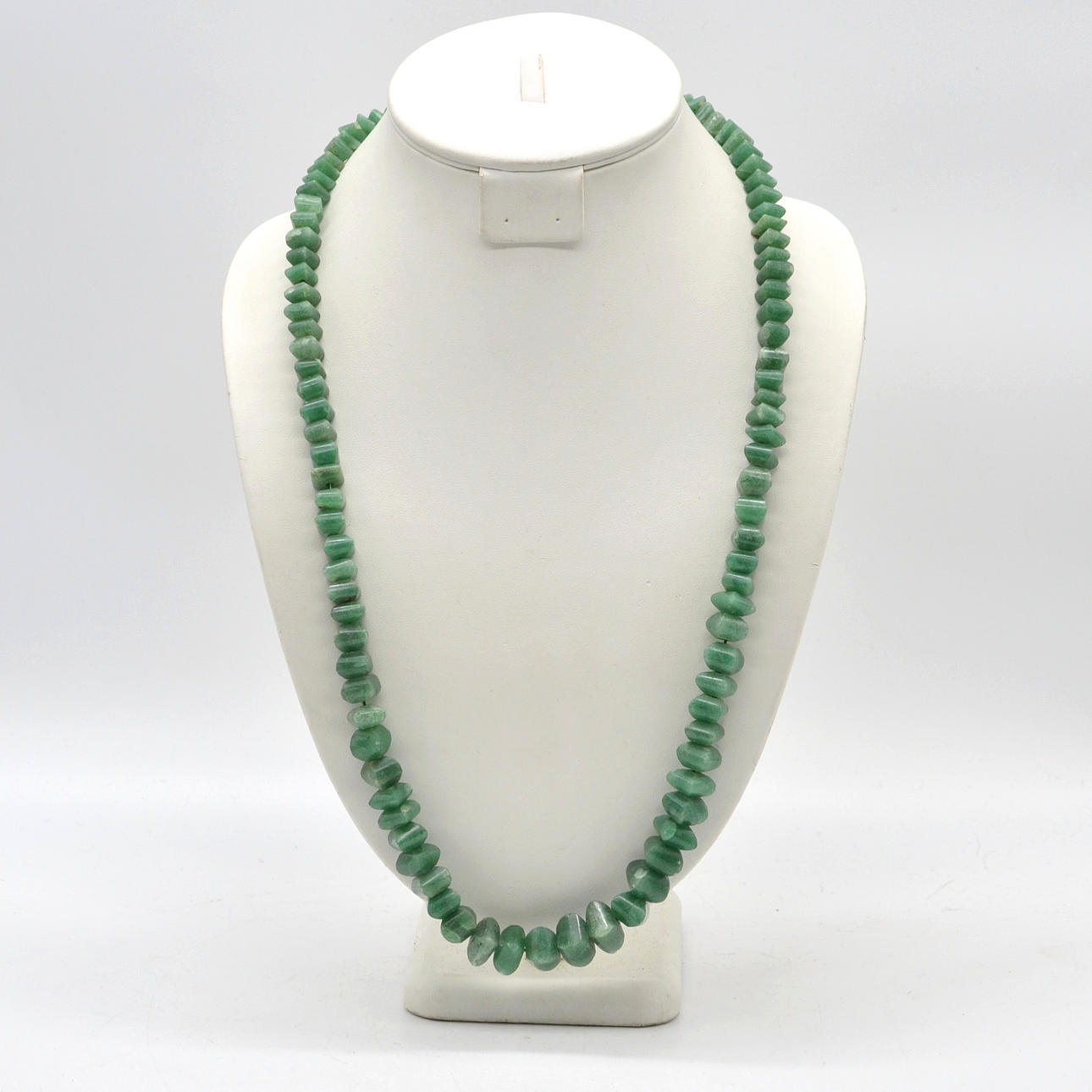 JADE PEARL NECKLACE, RECTANGULAR SHAPE, HAND-CUT, ARRANGED IN SIZE, SILVER-PLATED CLASP, AROUND 1950, CA. 73 CM.
