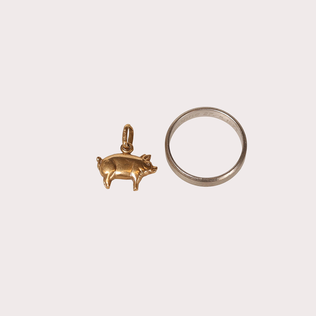 RING, 18k vitguld samt berlock i form av en gris 18k.