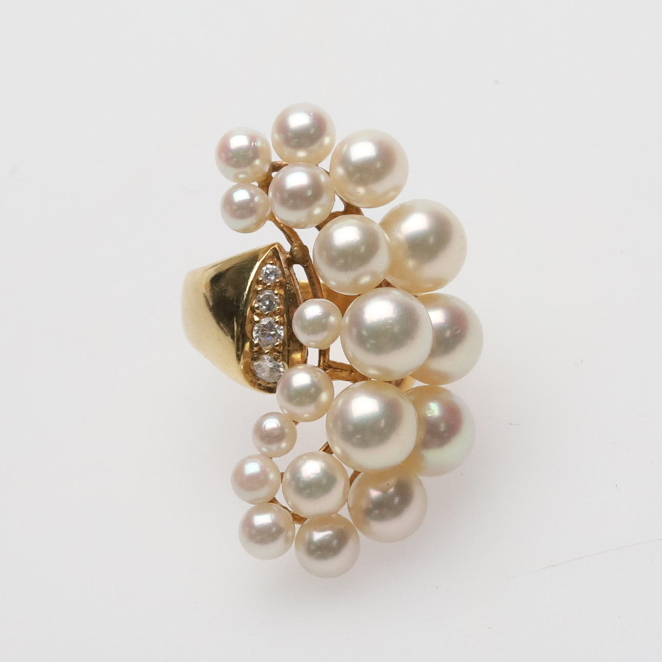 Cocktailring med odlade pärlor och diamanter.