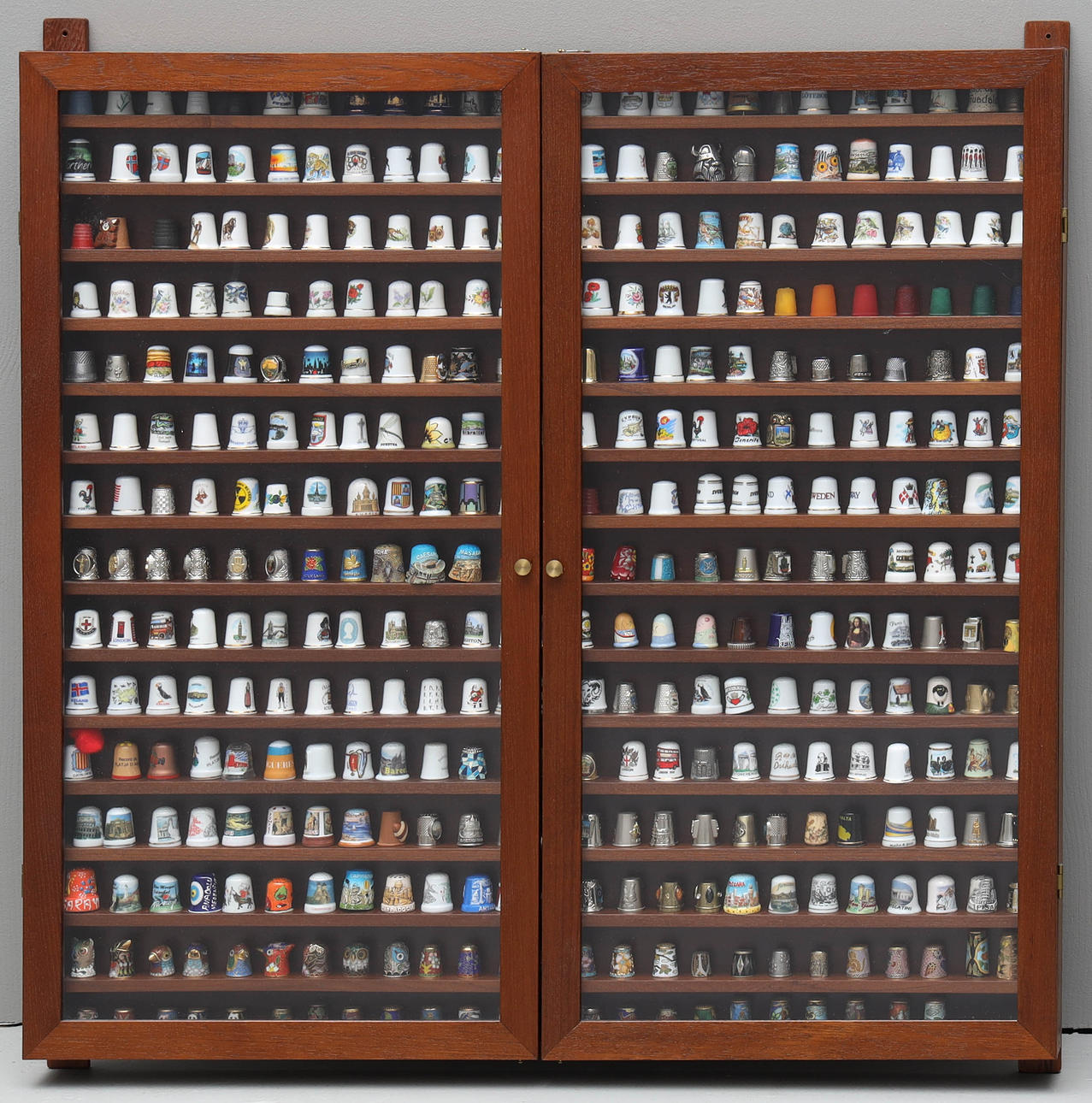 DISPLAYSKÅP FÖR FINGERBORGAR, trä samt glas.