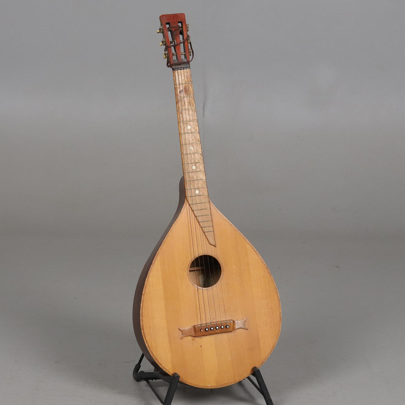 LUTE, 6-stringed.