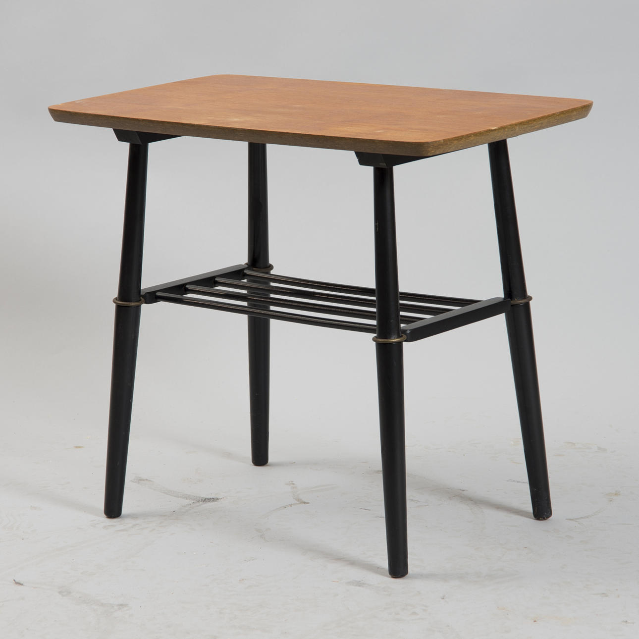 TIDNINGSBORD, teak med svartmålat underrede, 1900-talets mitt.