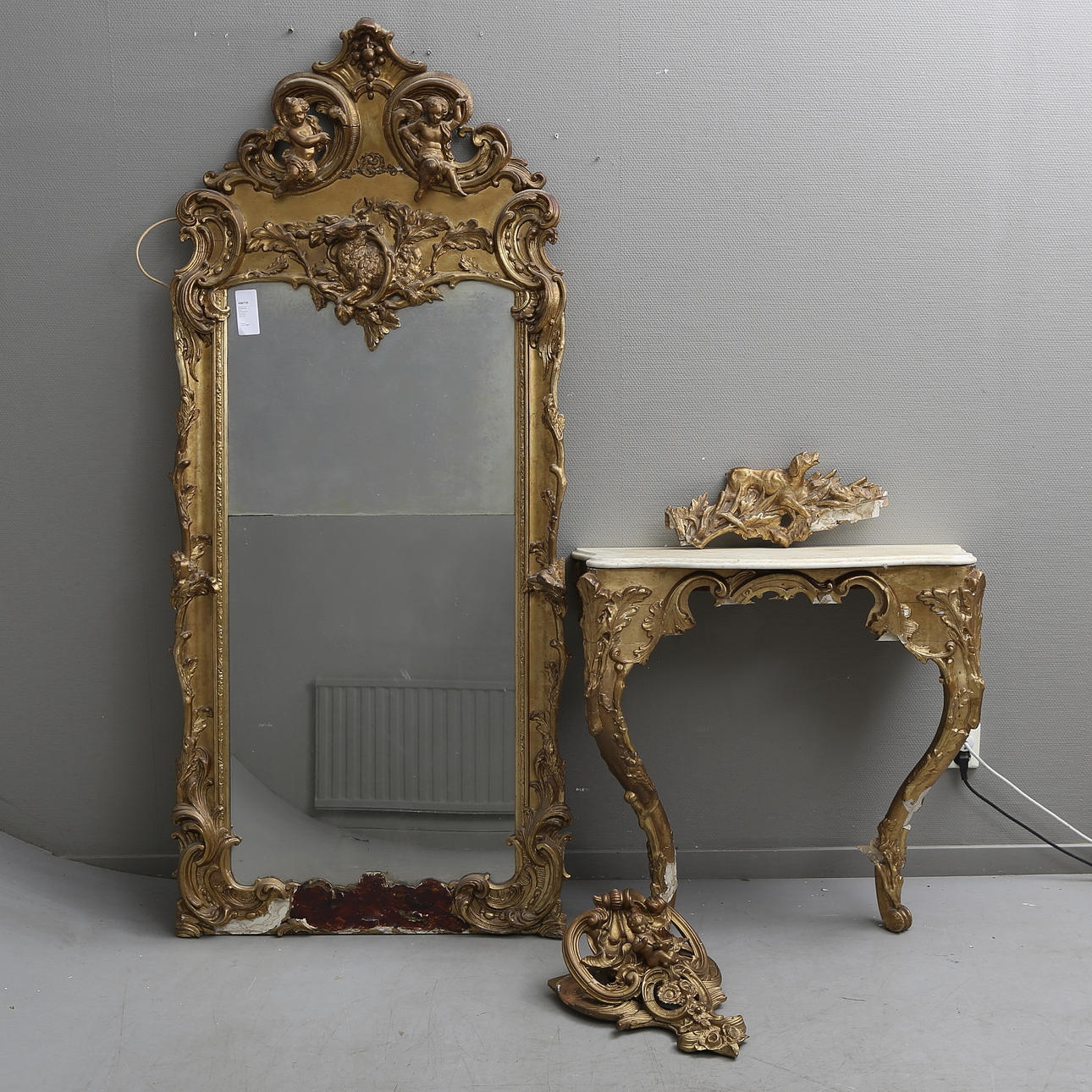 SPEGEL med TRYMÅBORD samt KONSOLLHYLLA, nyrokoko, 1800-talets andra hälft.