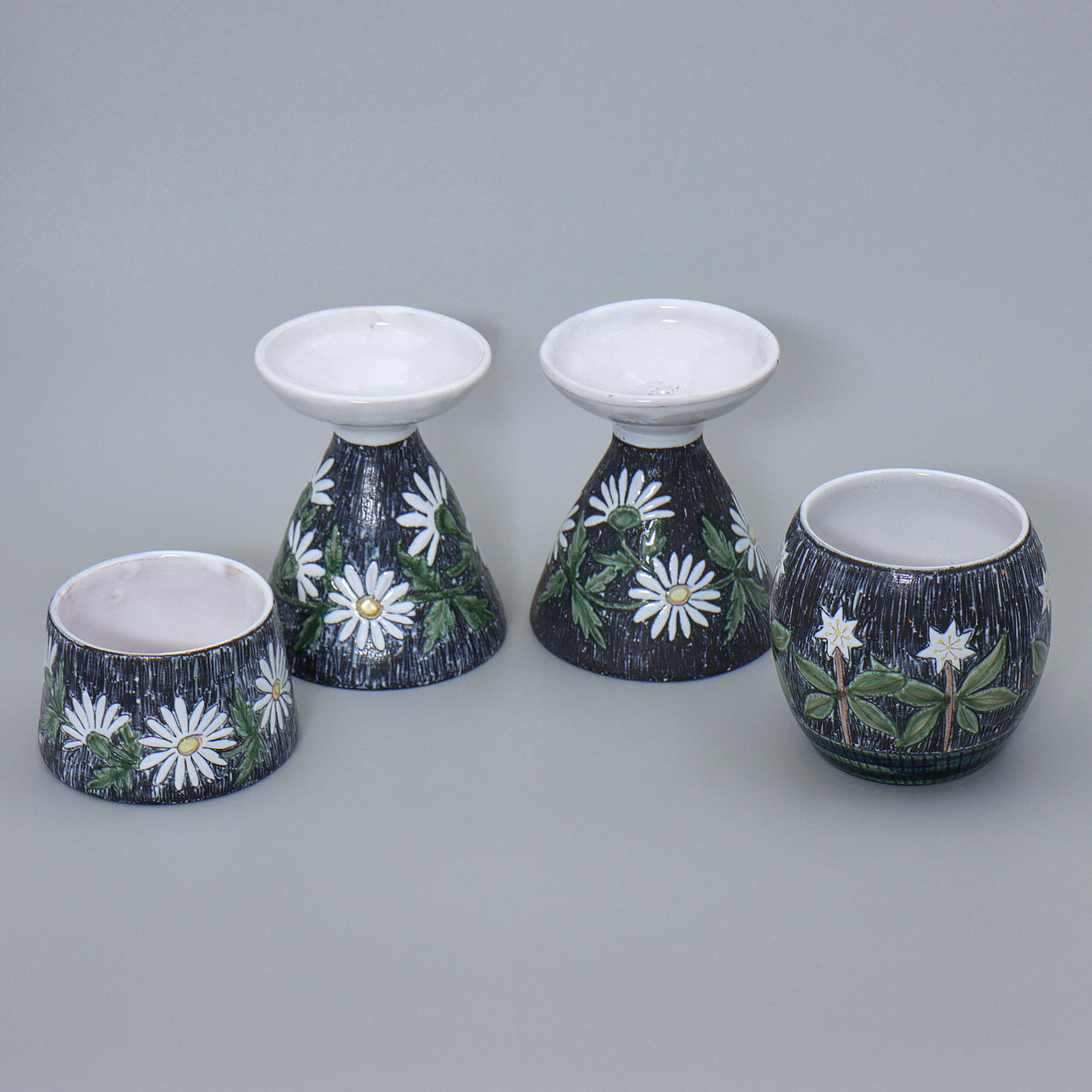 KARIN KARLSSON, GAMLA UPPSALA. PARET LJUSSTAKAR SAMT TVÅ VASER, KERAMIK.