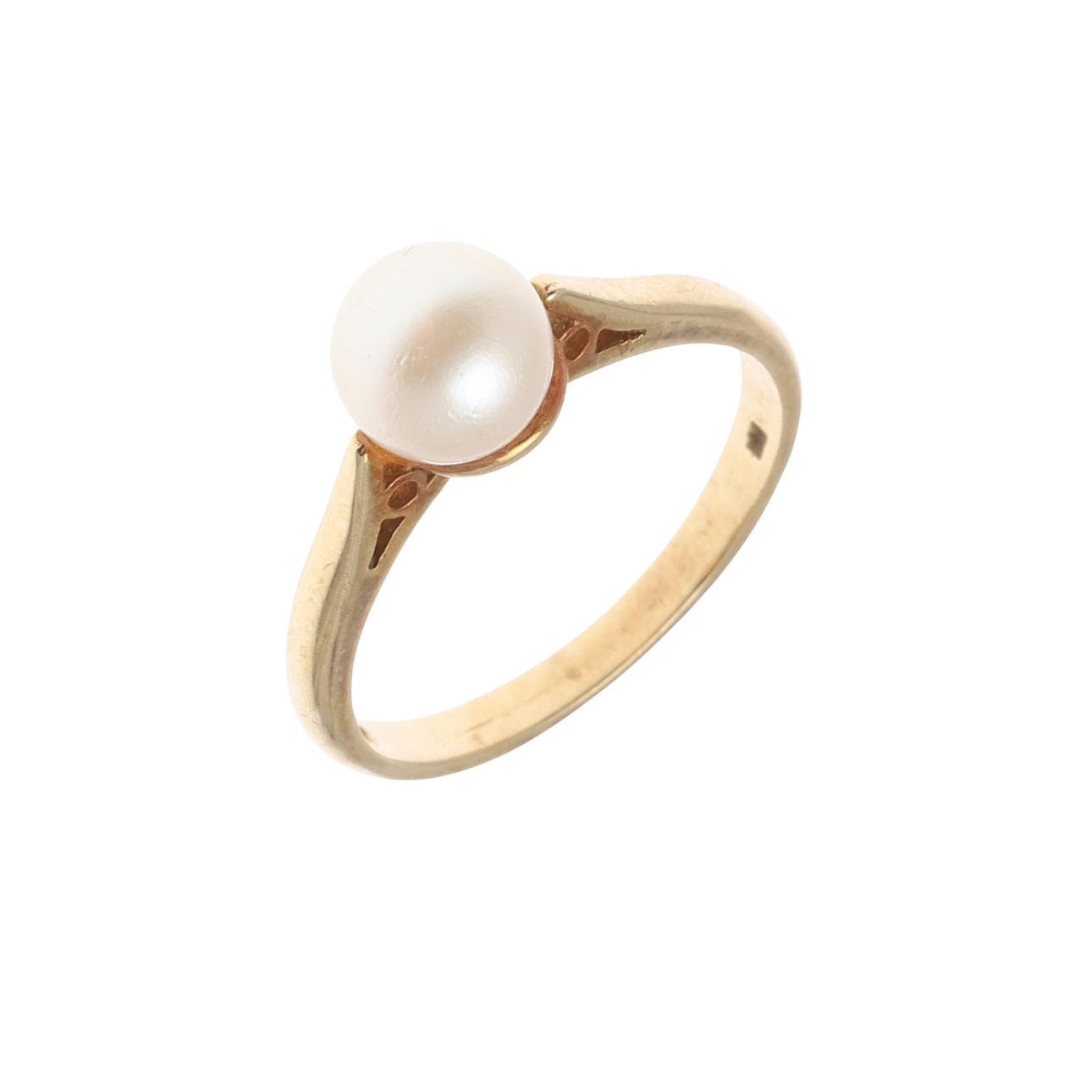 A 9CT GOLD AND CULTURED PEARL RING.