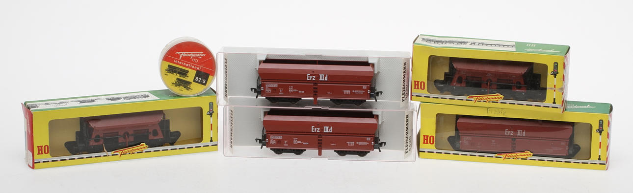 MODELLTÅG FLEISCHMANN automatlastvagnar två 1486 och tre 5520 (1489) i originalkartonger.