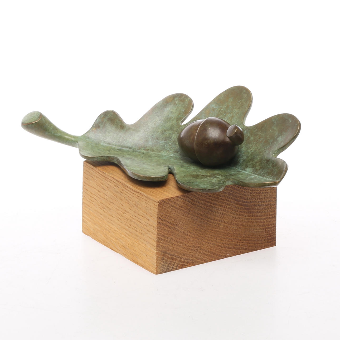 EVA SCHILDT. Skulptur, brons, löv och ekollon på träsockel, monogramsignerad.