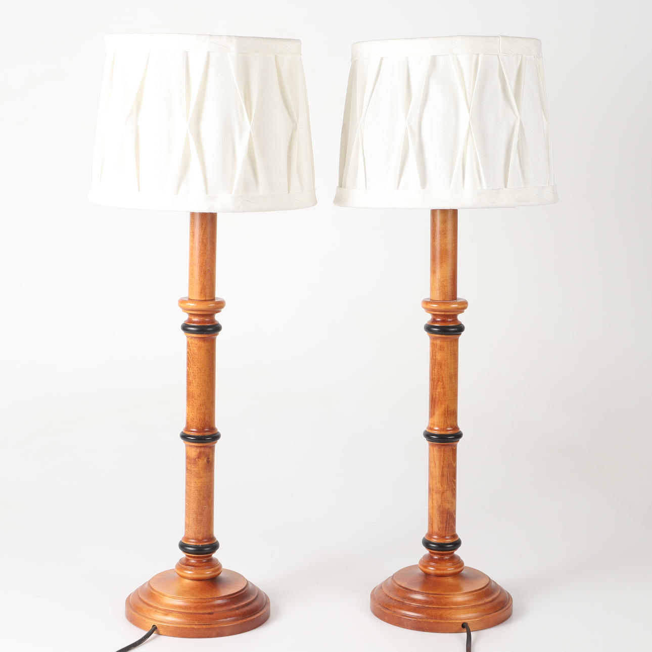 BORDSLAMPOR, 1 par, trä, Benab, 1900-tal.