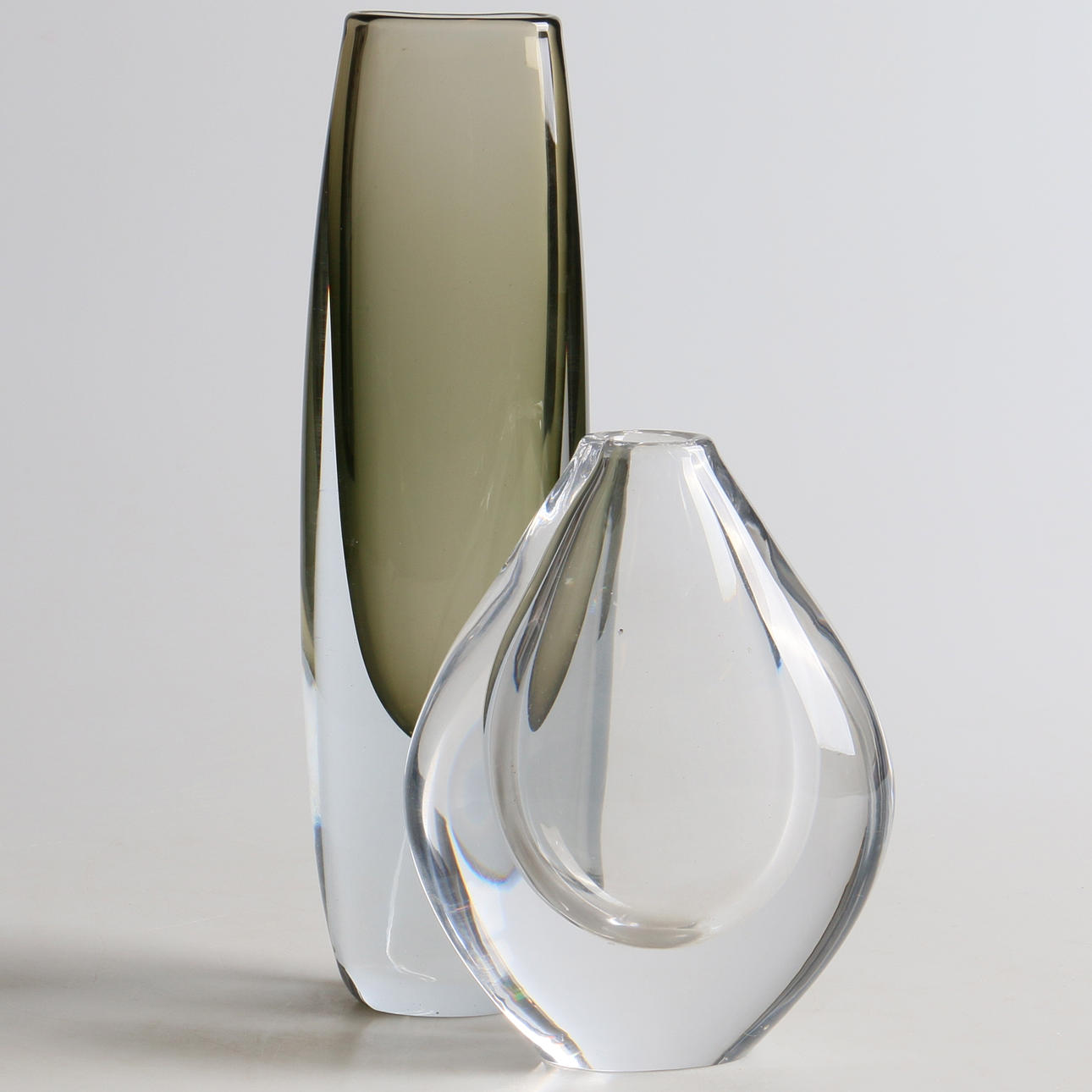 VASER, 2 st. Glas, varav ena Sven Palmqvist, Orrefors, 1900-tal, signerade.