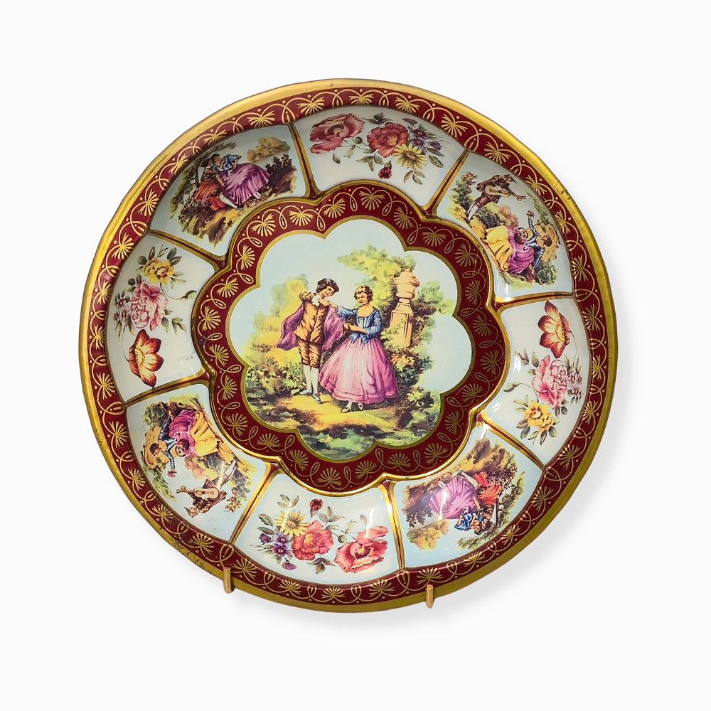 METAL TRAY WITH ROMANTIC DECORATION.