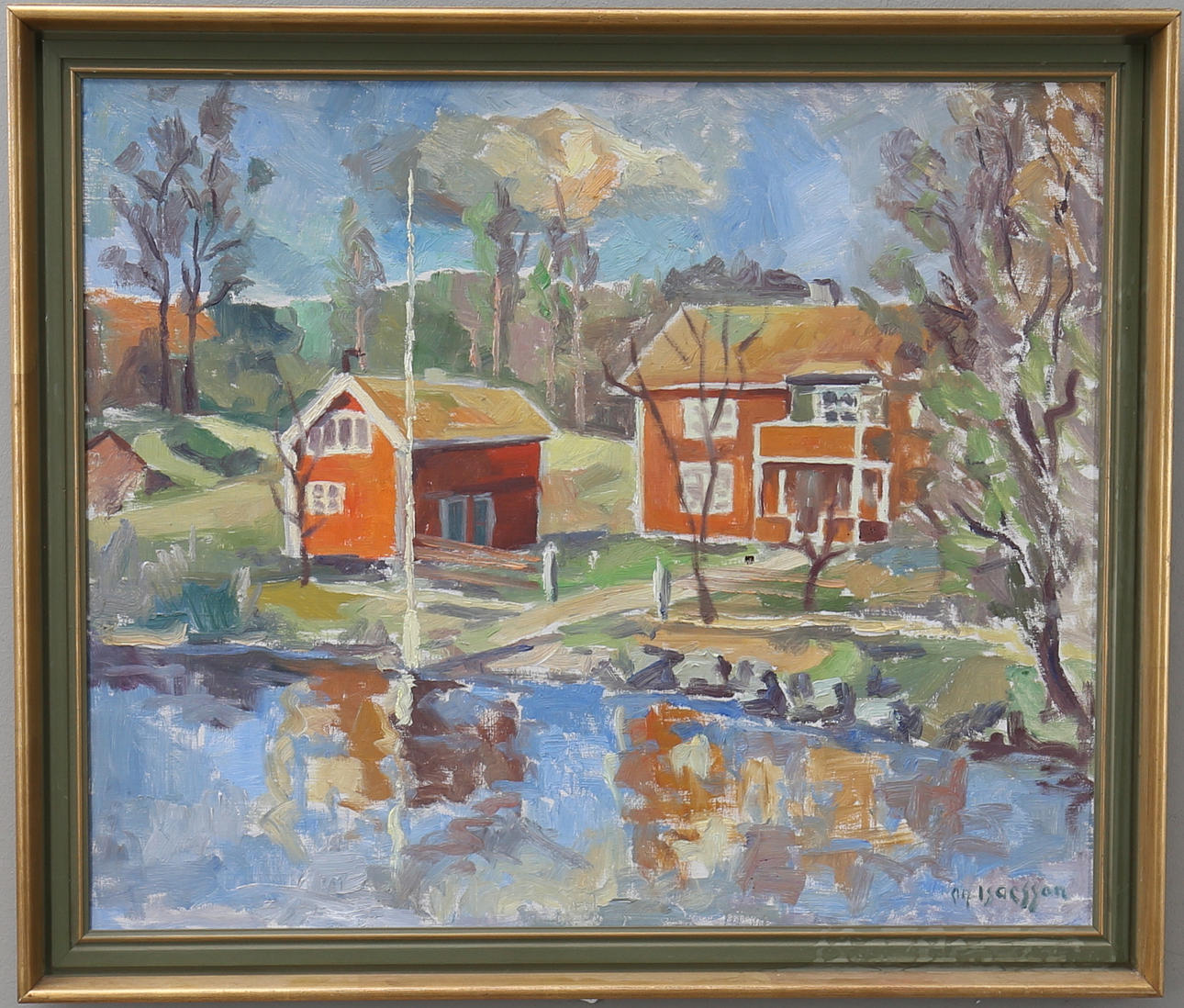 ARNE ISACSSON. Sjölandskap med röda hus. Olja på duk. Signerad.