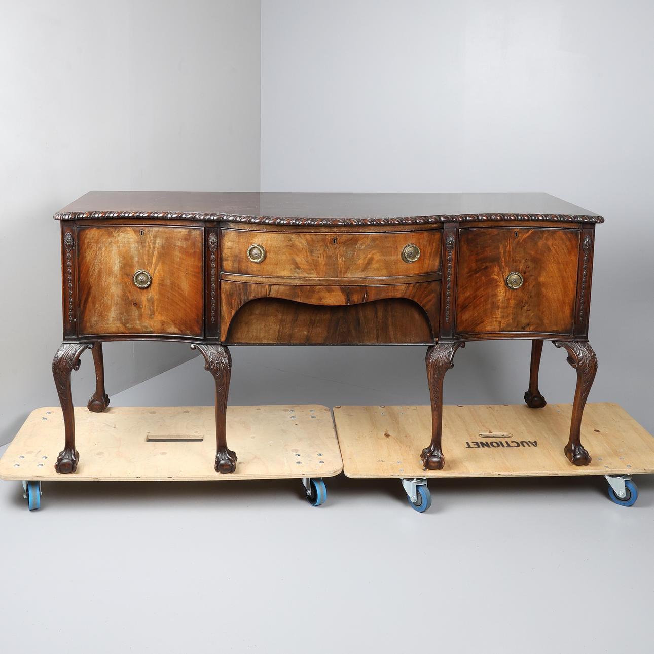 EDWARDIAN CHIPPENDALE STYLE MAHOGANY SIDEBOARD.