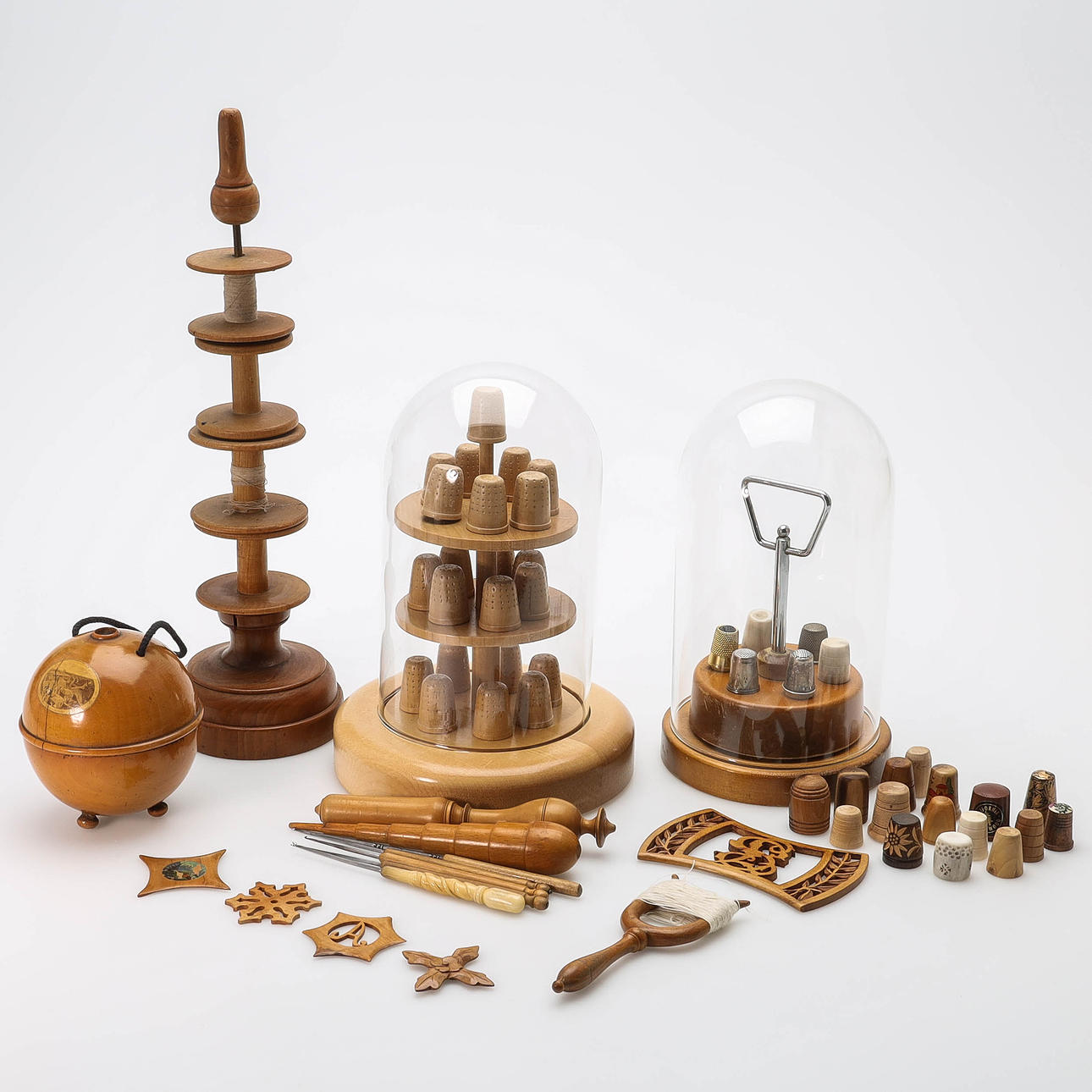 SEWING ACCESSORIES, 17 pieces, display cups, thread rolls, thread hide, and more.