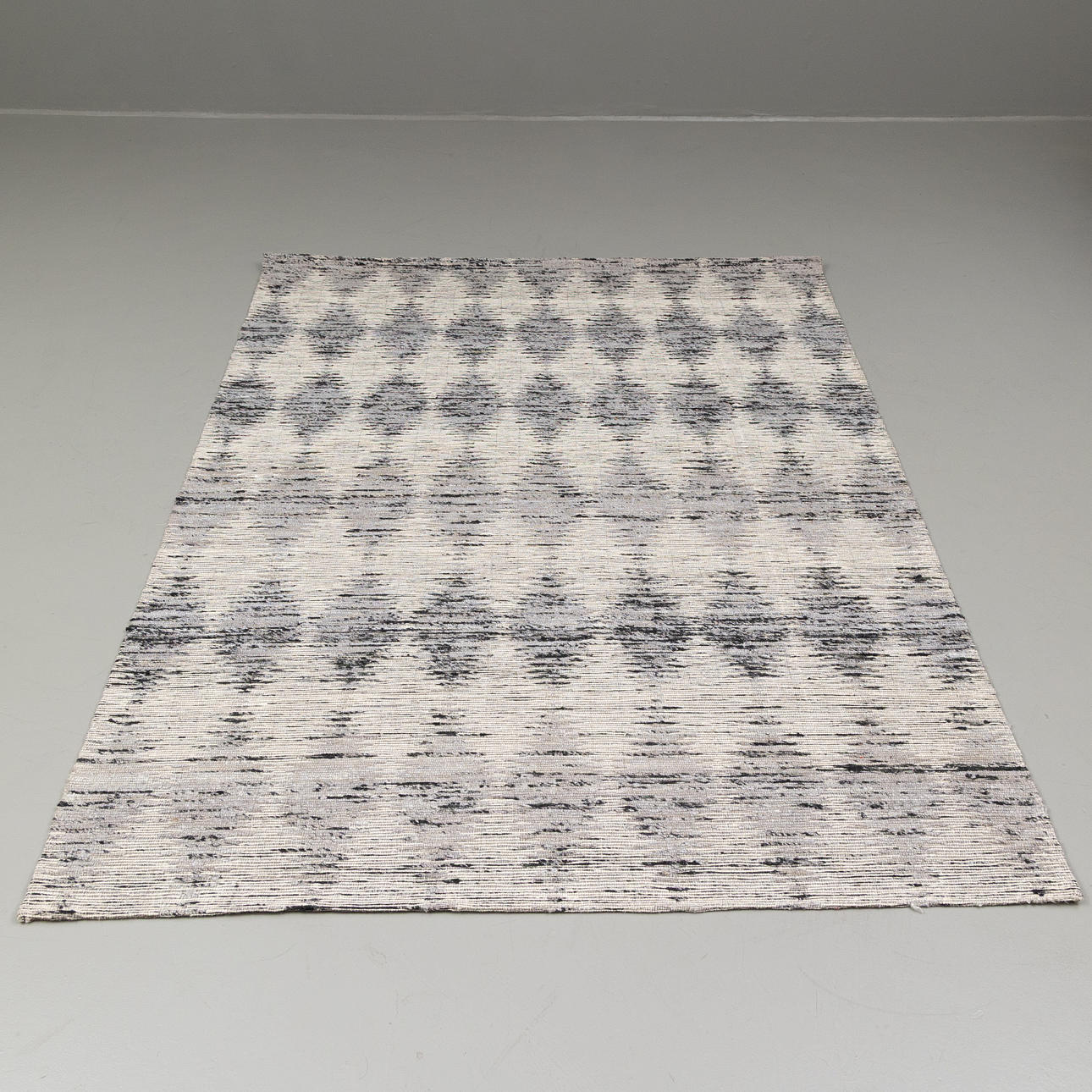 CARPET, Silver black.