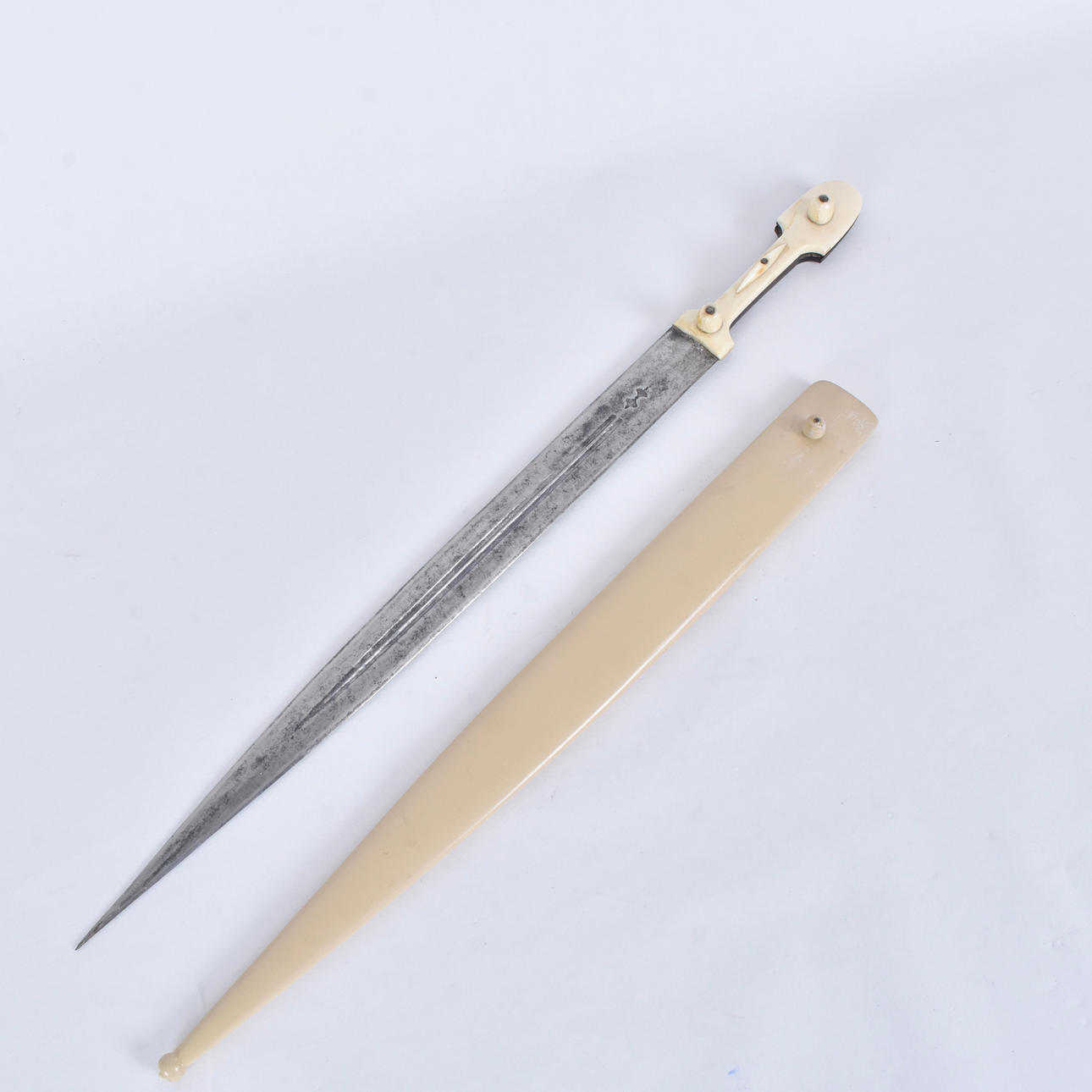 KINDJAL I BALJA, stål och ben.