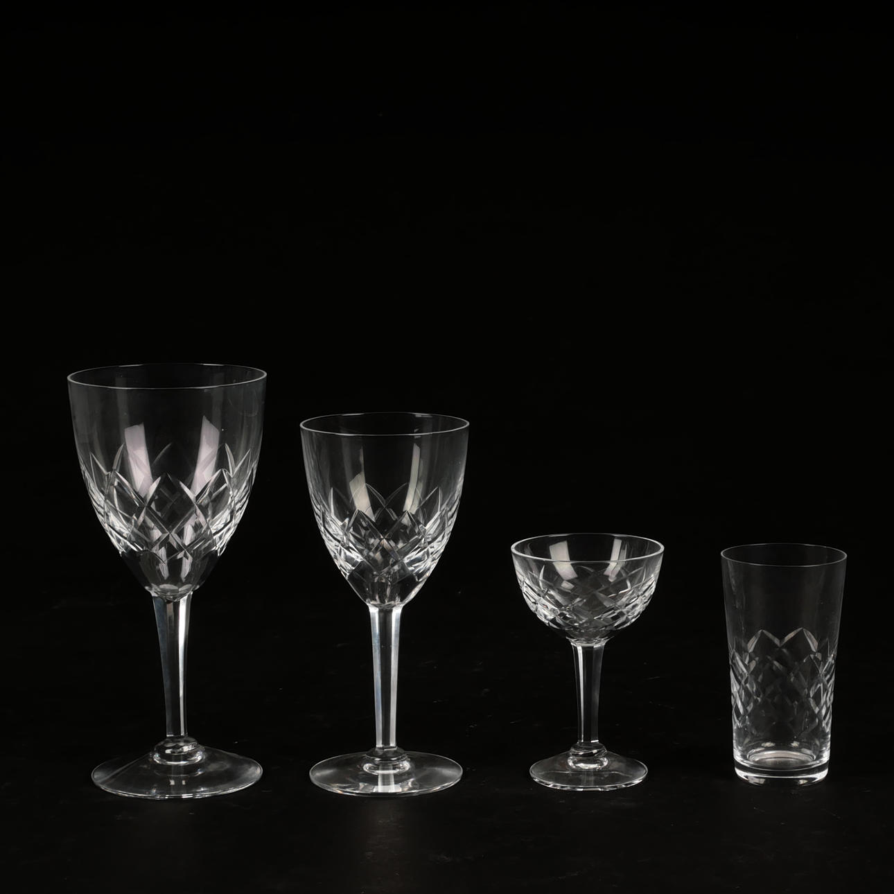 GLASS TABLEWARE, 26 pieces, checkered crystal.