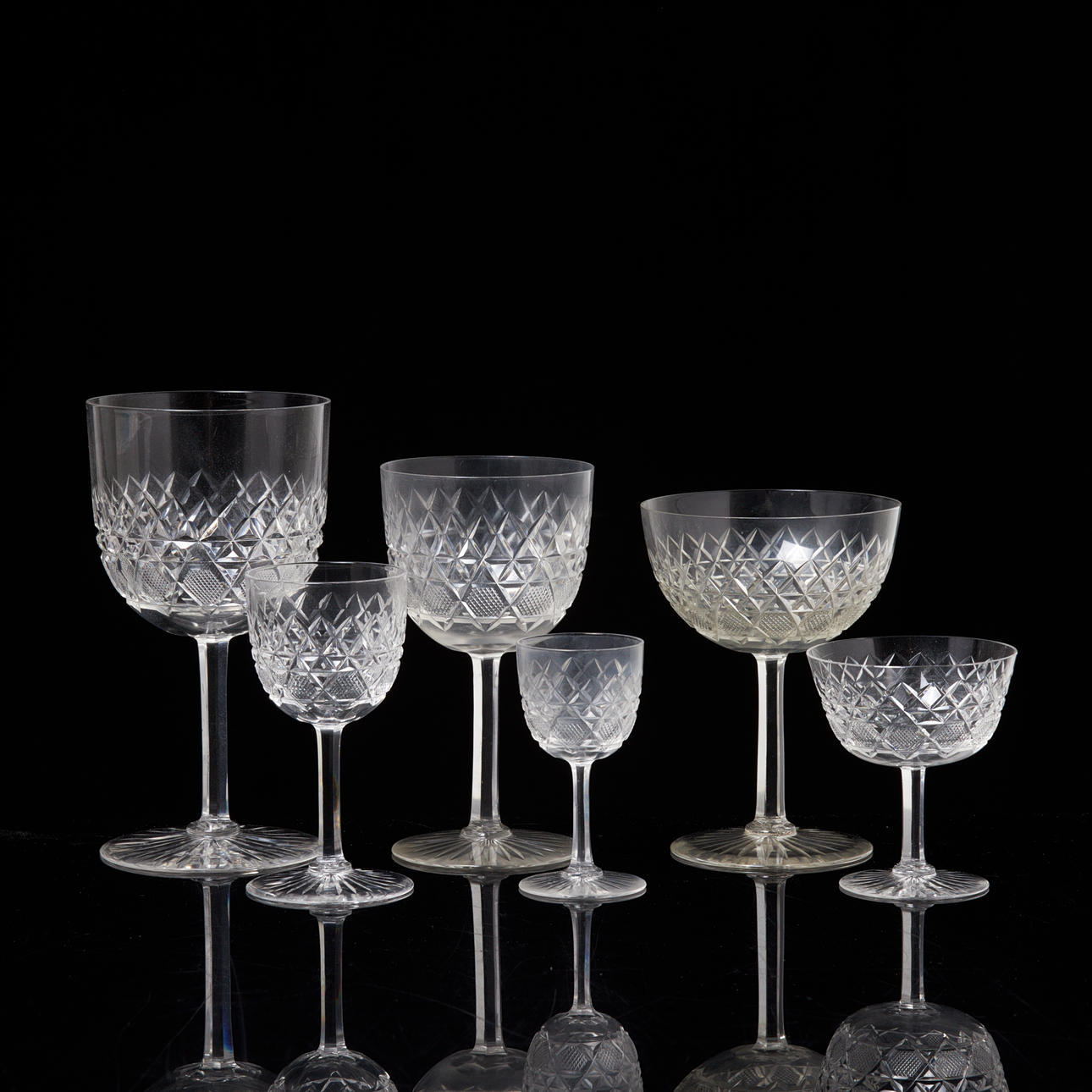 GLASSERVIS, 59 dlr, slipad dekor, 1900-tal.