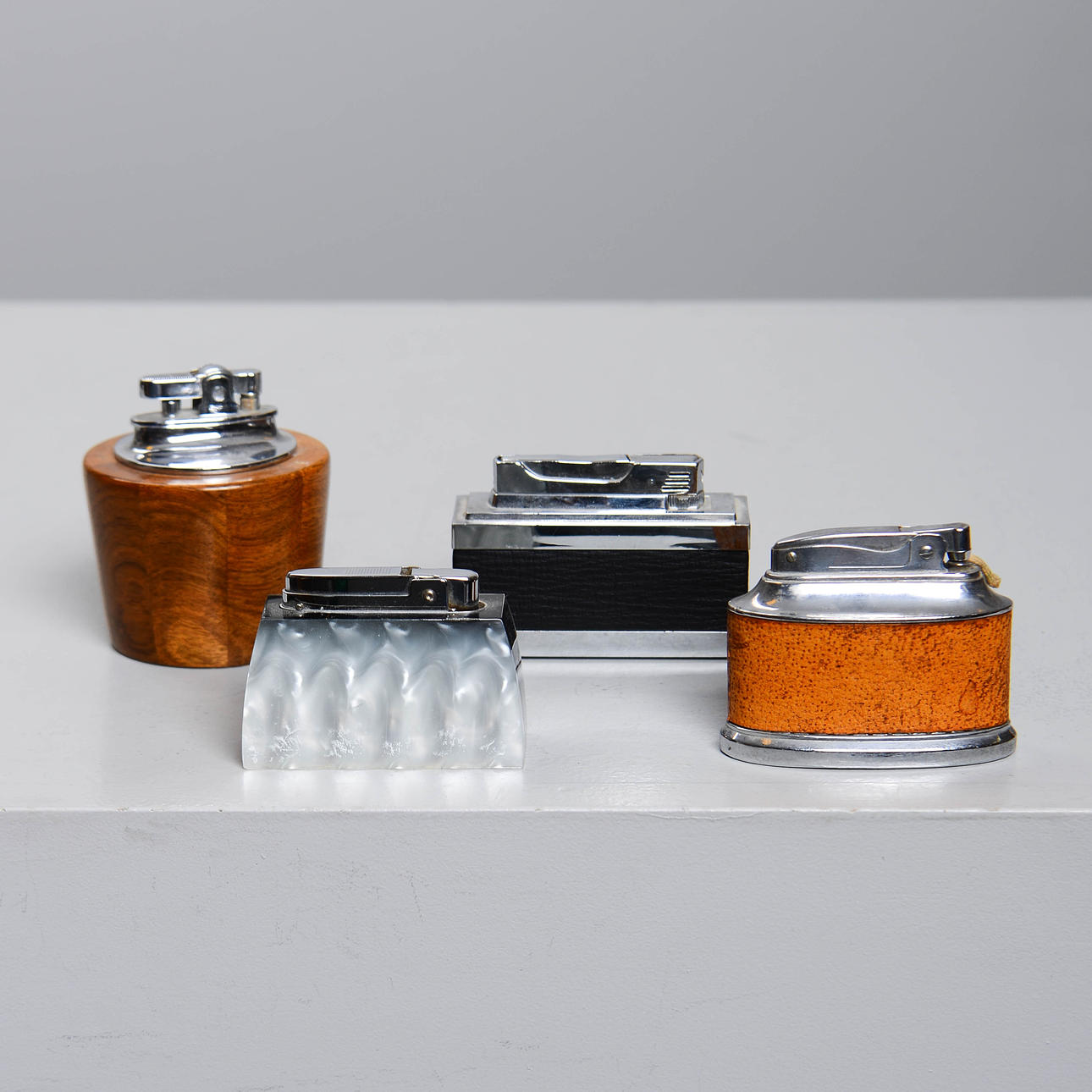 BORDSTÄNDARE, 4 st, 1900-talets andra del.