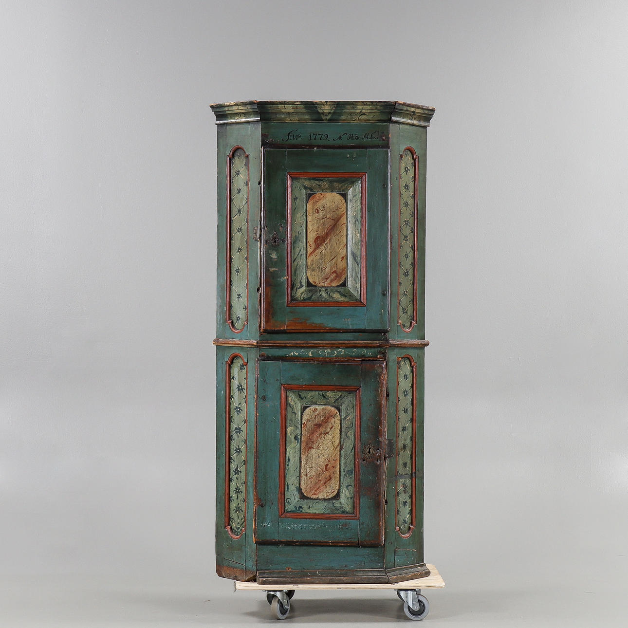 HÖRNSKÅP, allmoge, daterat 1779.