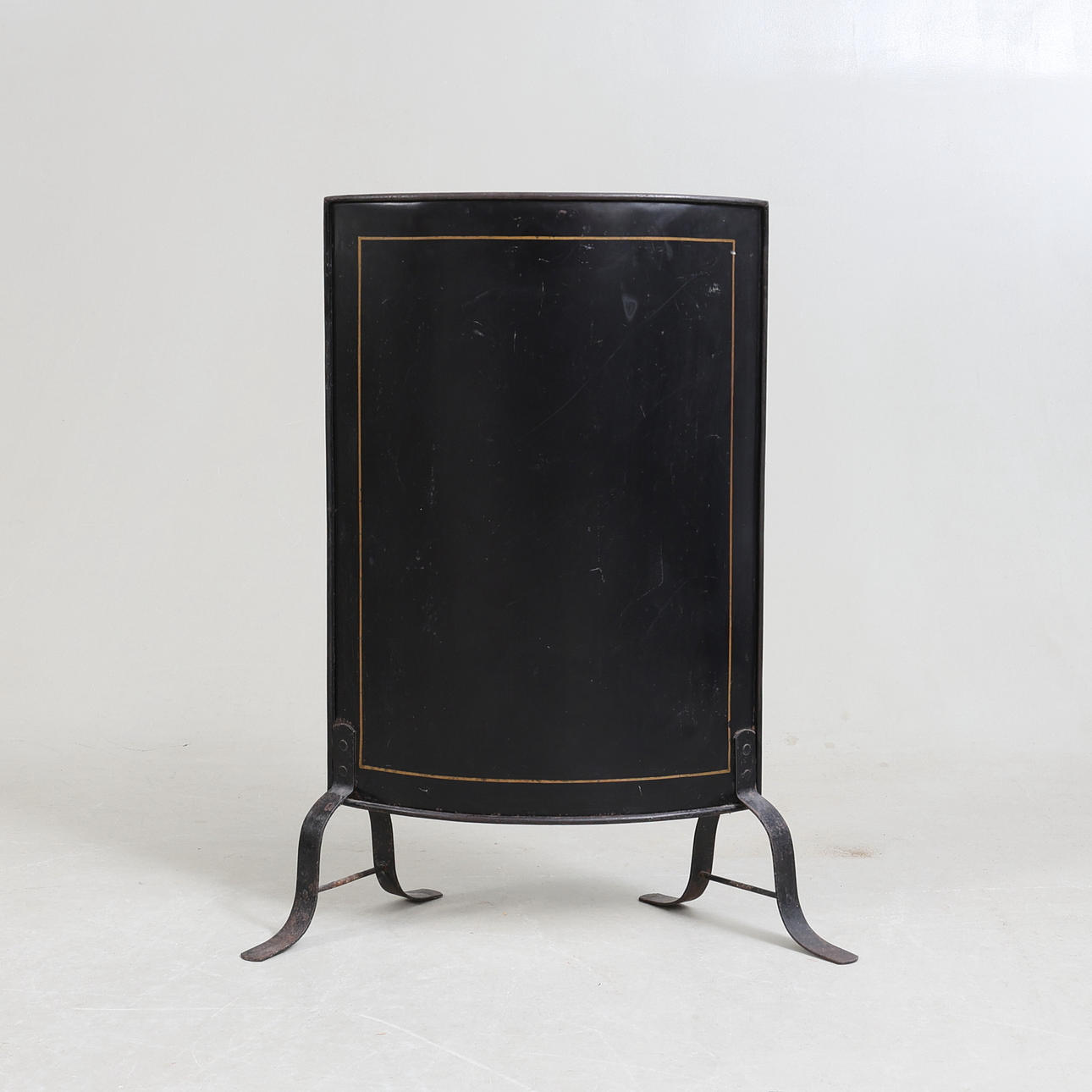 BRASSKÄRM, lackerad plåt, 1900-talets första hälft.