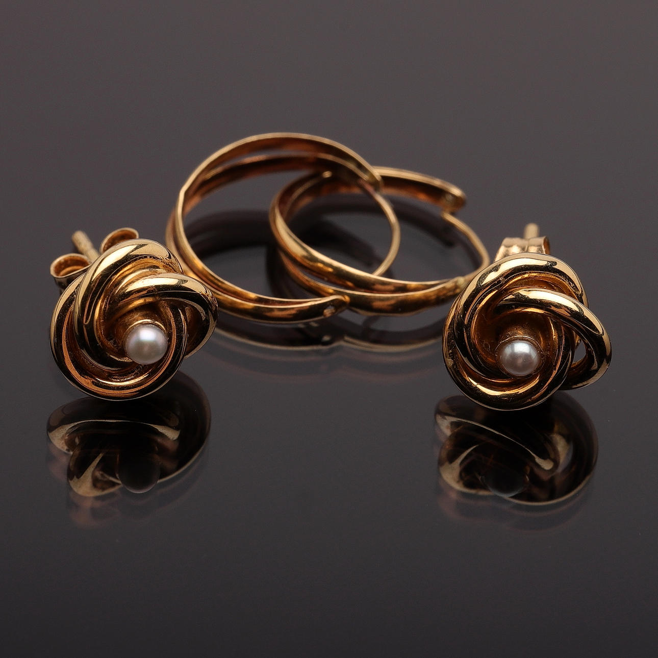 ÖRHÄNGEN, 2 par, 18k guld, totalvikt ca 2,65g.