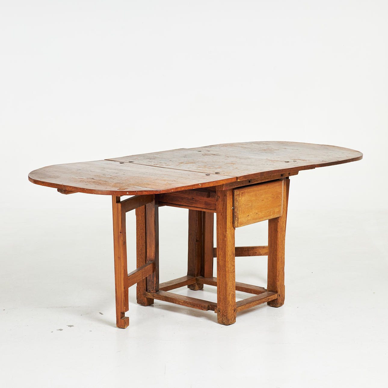 A 19th century percussion table, solid oak, rounded boards, box in sarg.